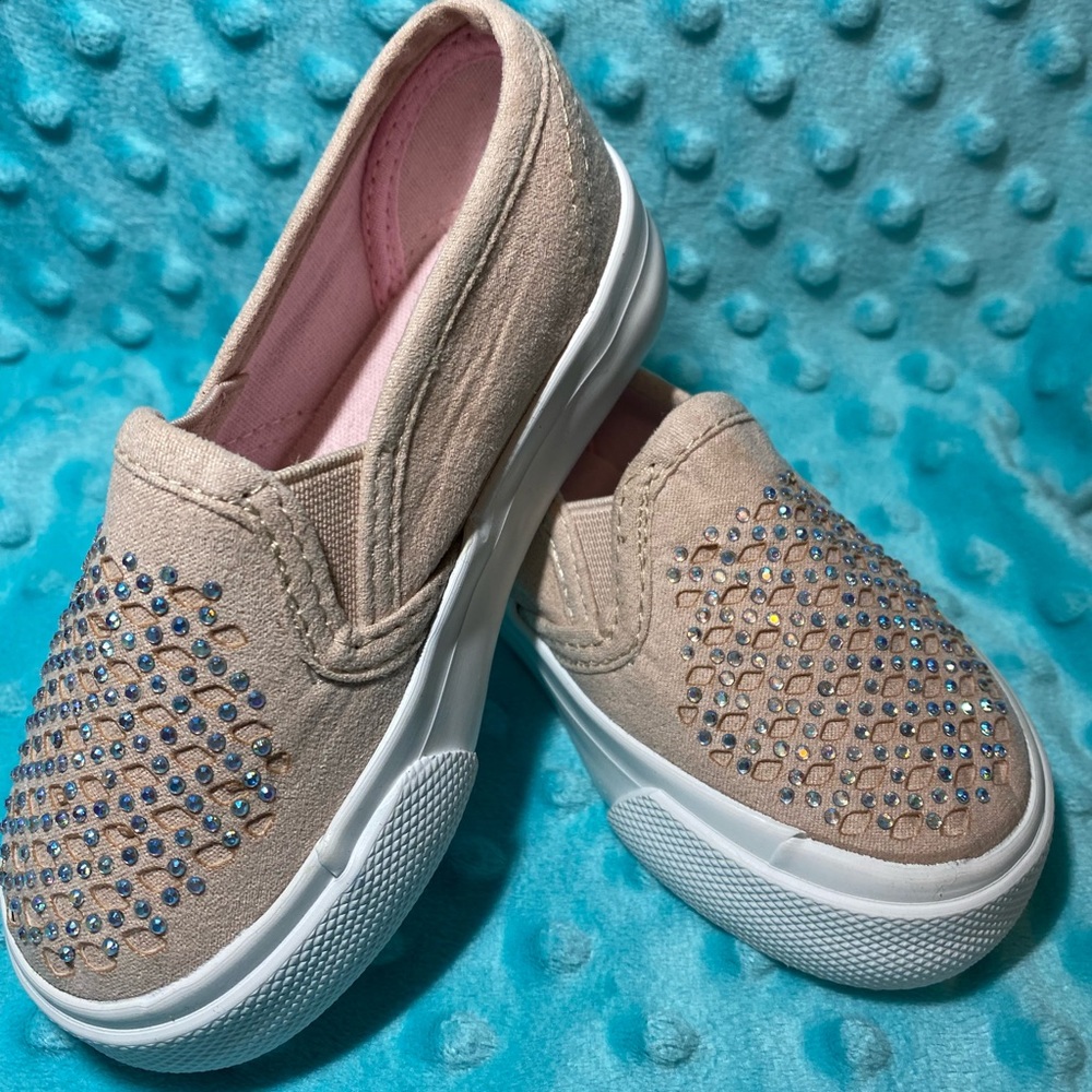 NWOT spring/EasterToddler shoes sz 6 blush sneakers with rhinestones